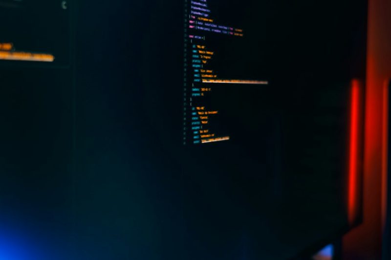 Layar komputer menampilkan kode program dalam ruang kerja pengembangan software