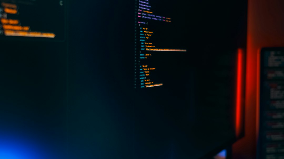 Layar komputer menampilkan kode program dalam ruang kerja pengembangan software