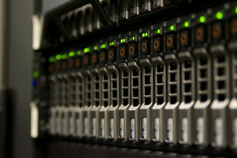 Rak server dan infrastruktur pusat data yang mendukung layanan cloud computing