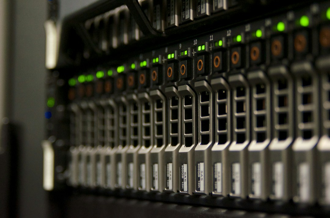 Rak server dan infrastruktur pusat data yang mendukung layanan cloud computing