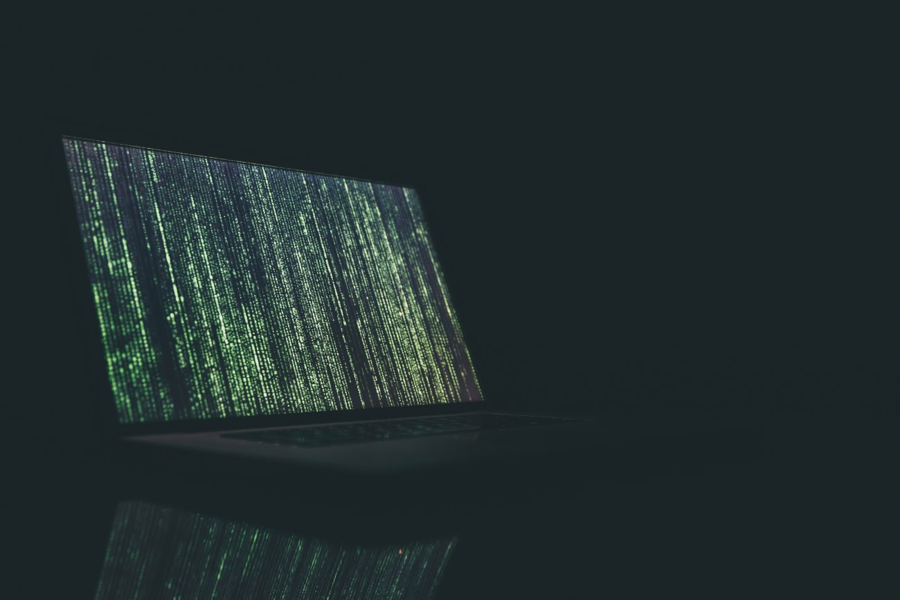 Laptop di ruang kerja sebagai ilustrasi perlindungan dan pencadangan data