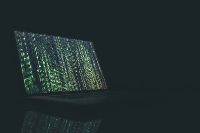 Laptop di ruang kerja sebagai ilustrasi perlindungan dan pencadangan data