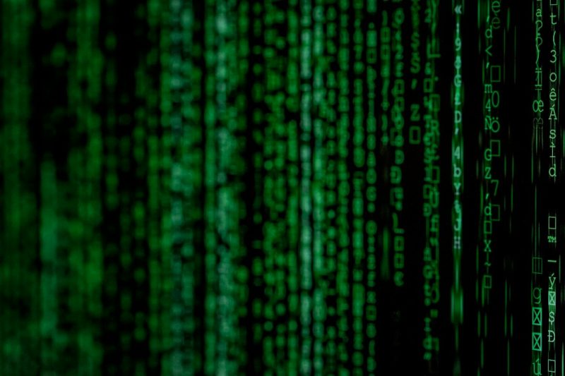 Visual abstrak kode dan teknologi yang menggambarkan keamanan software